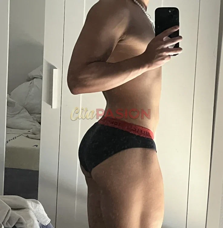Escort en Madrid capital. Joven brasileño en Madrid, disfrutando momentos únicos.