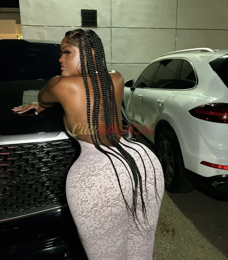 Escort en Zaragoza capital. Negra XXL con figura sinuosa. - Foto