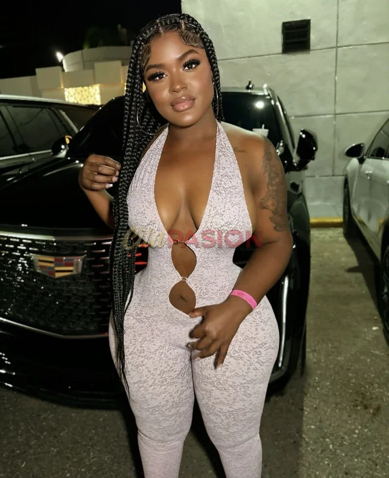 Escort en Zaragoza capital. Negra XXL con figura sinuosa. - Foto