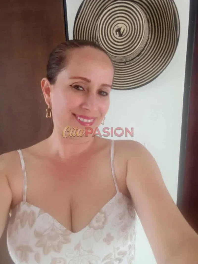 Escort en Oviedo. Chica delgada con ojazos, la mejor compañía.