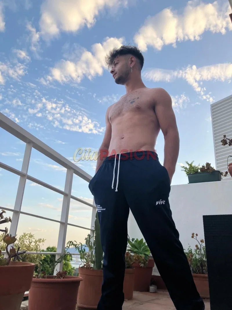 Escort en Málaga capital. Recién llegado, chico joven deseando compartir diversión.