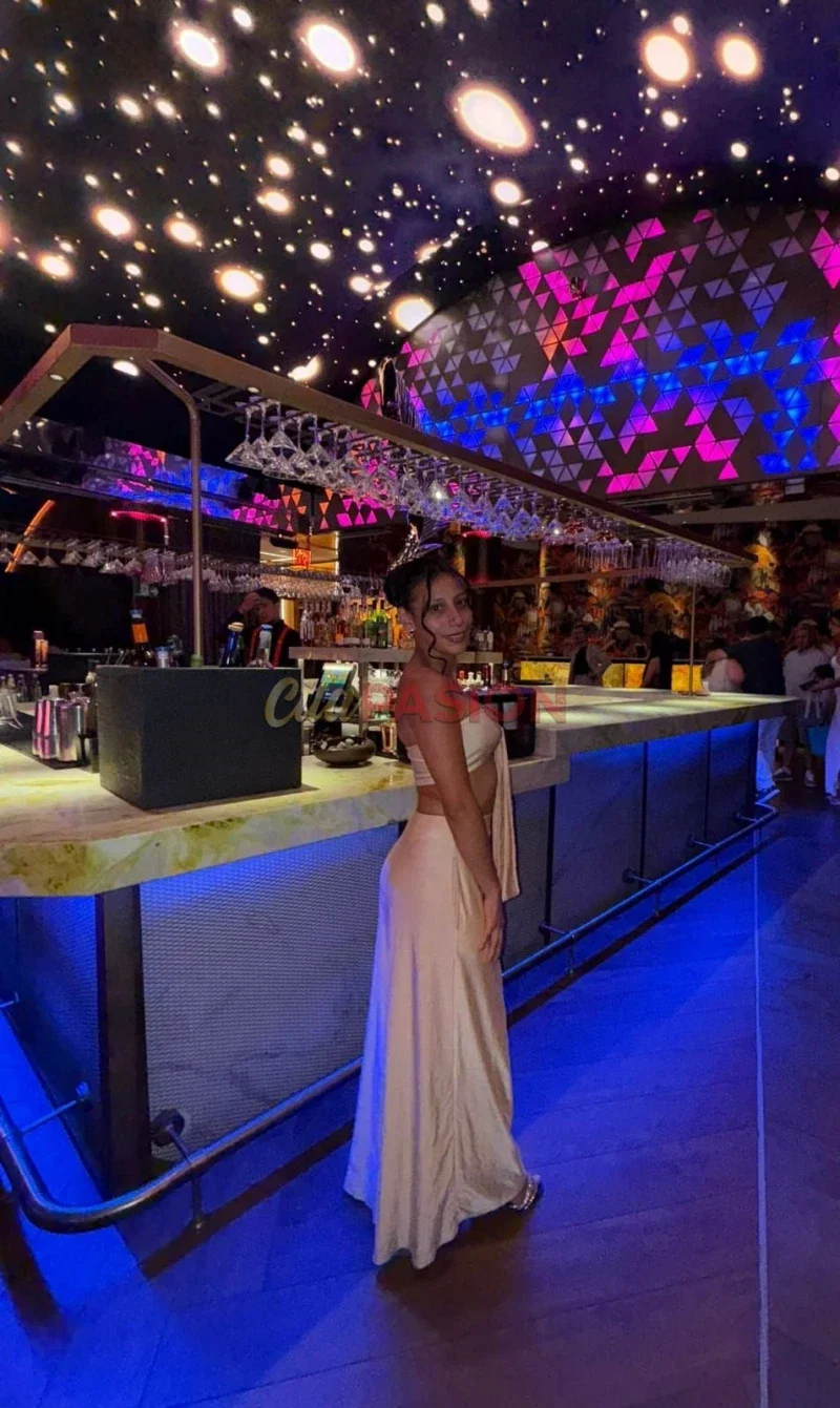 Escort en Oviedo. Estudiante cariñosa y exótica para hombres curiosos.