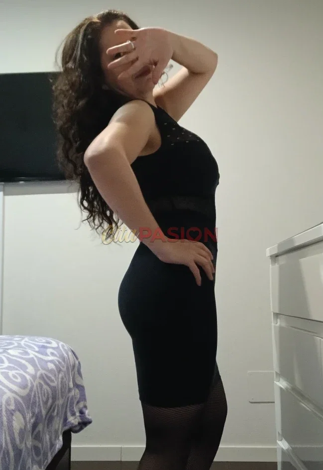 Miniatura 3 de Escort en Madrid capital. Mujer atractiva, elegante y simpática, con buena conversación.