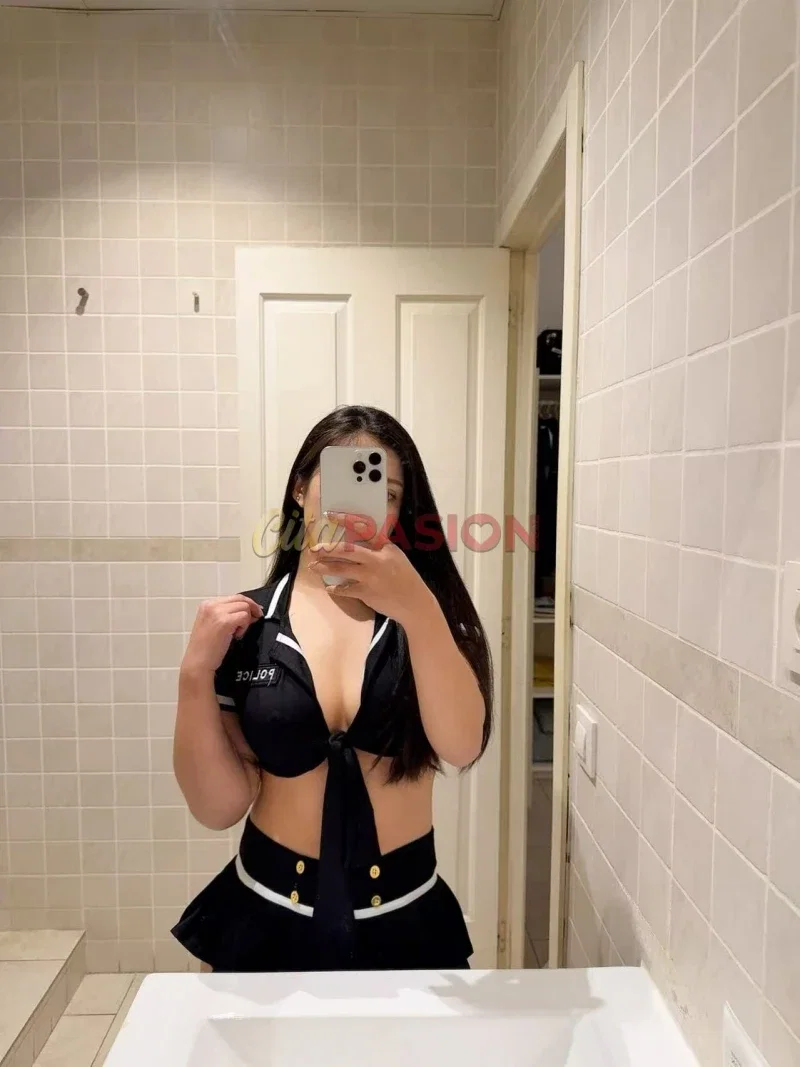 Escort en Barcelona capital. Chica oriental liberal en el centro de Barcelona.