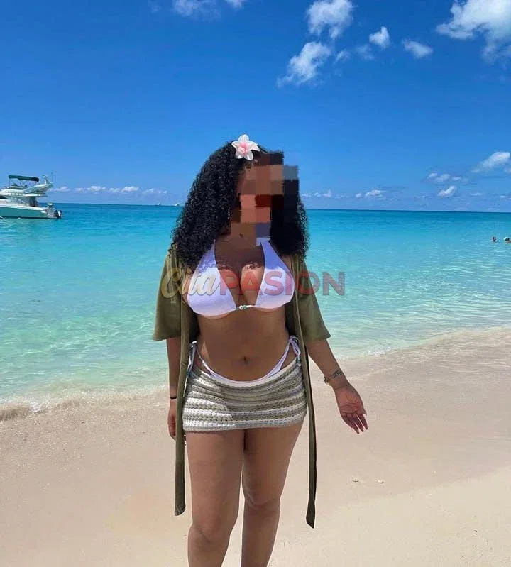 Escort en Málaga capital. Morena muy amigable y risueña.