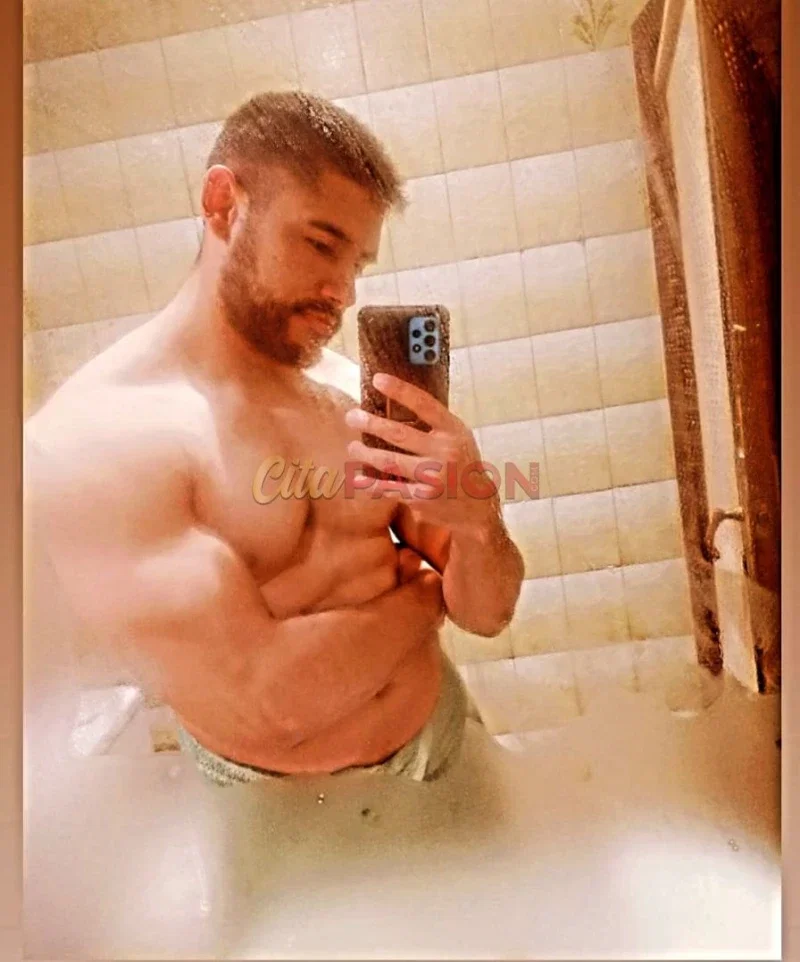 Escort en Valencia capital. Colombiano educado y fibrado, chico atractivo.