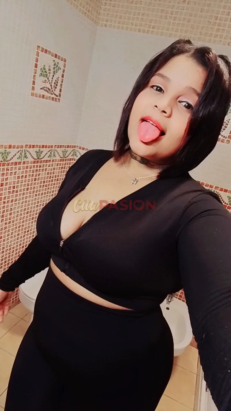 Escort en Cangas del Narcea. Chica joven latina en Cangas del Narcea.