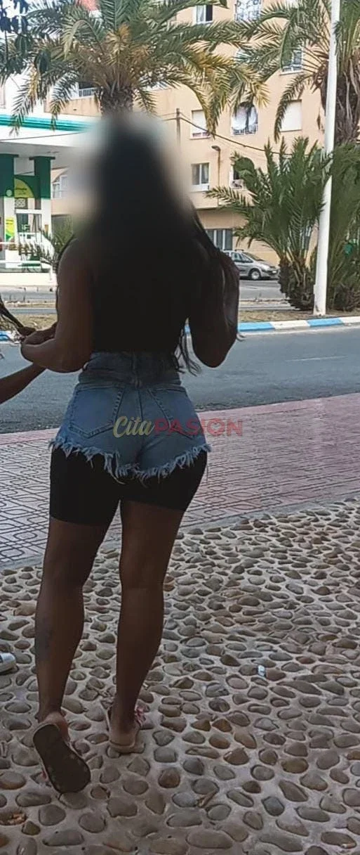 Miniatura 3 de Masajista en Barcelona capital. Masajista de piel morena con trato muy agradable.
