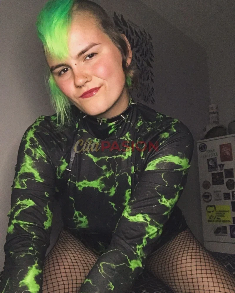 Escort en Barcelona capital. Jovencita vegana y punky en Barcelona.