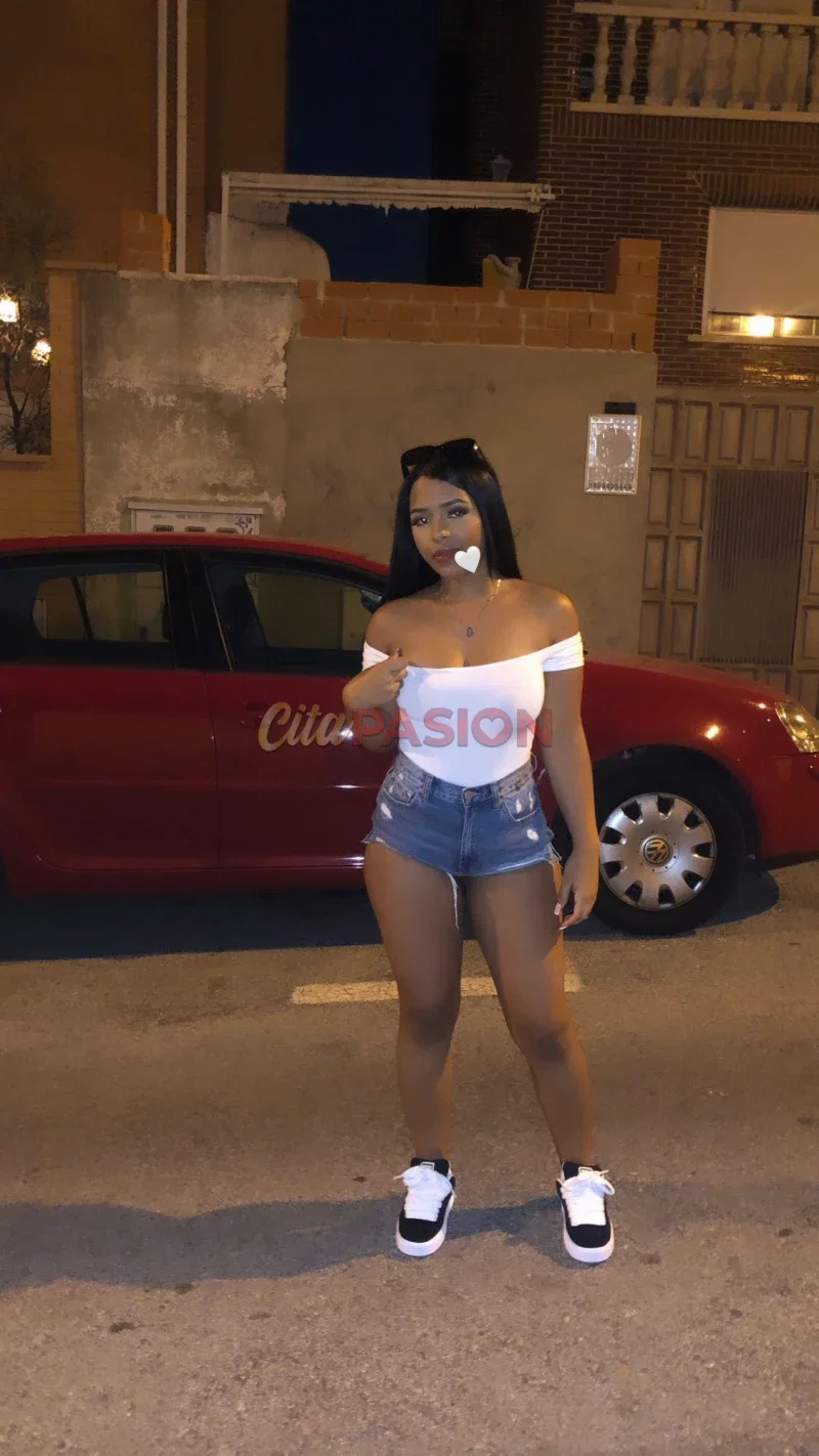 Escort en Barcelona capital. Colombiana con carita traviesa, novedad en Barcelona.