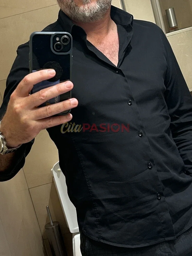 Escort en Valencia capital. Caballero de compañía, elegante y apuesto.