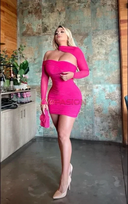 Escort en Alicante capital. Latina rubia y muy simpatica deseando conocerte.