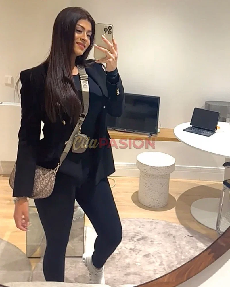Travesti en Salamanca capital. Soy una colombiana femenina, elegante y muy bonita.