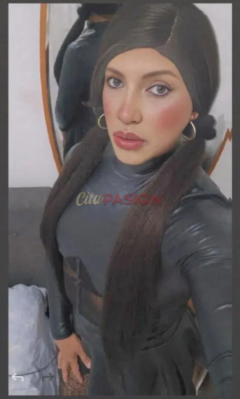 Travesti en Girona capital. Mulata travesty seductora y encantadora.