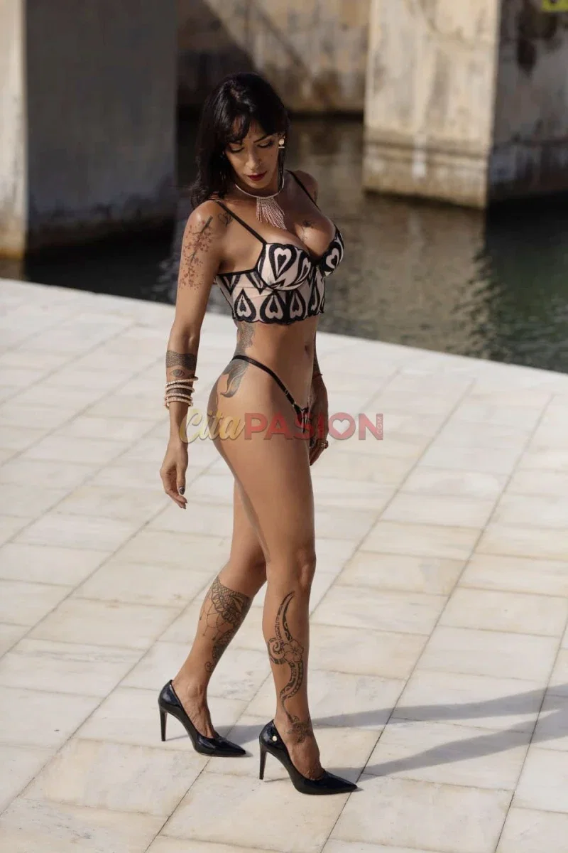 Travesti en Barcelona capital. Trans femenina masajista, guapa y deportista.