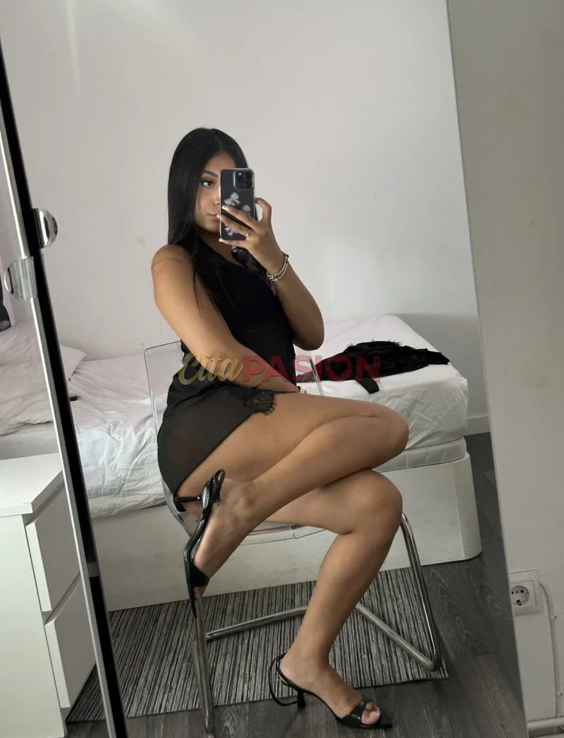 Travesti en Barcelona capital. Trans morena muy femenina.