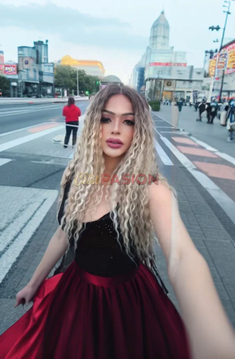 Travesti en Arteixo. Trans en Arteixo, Meicende. Apasionada recién llegada. - Foto