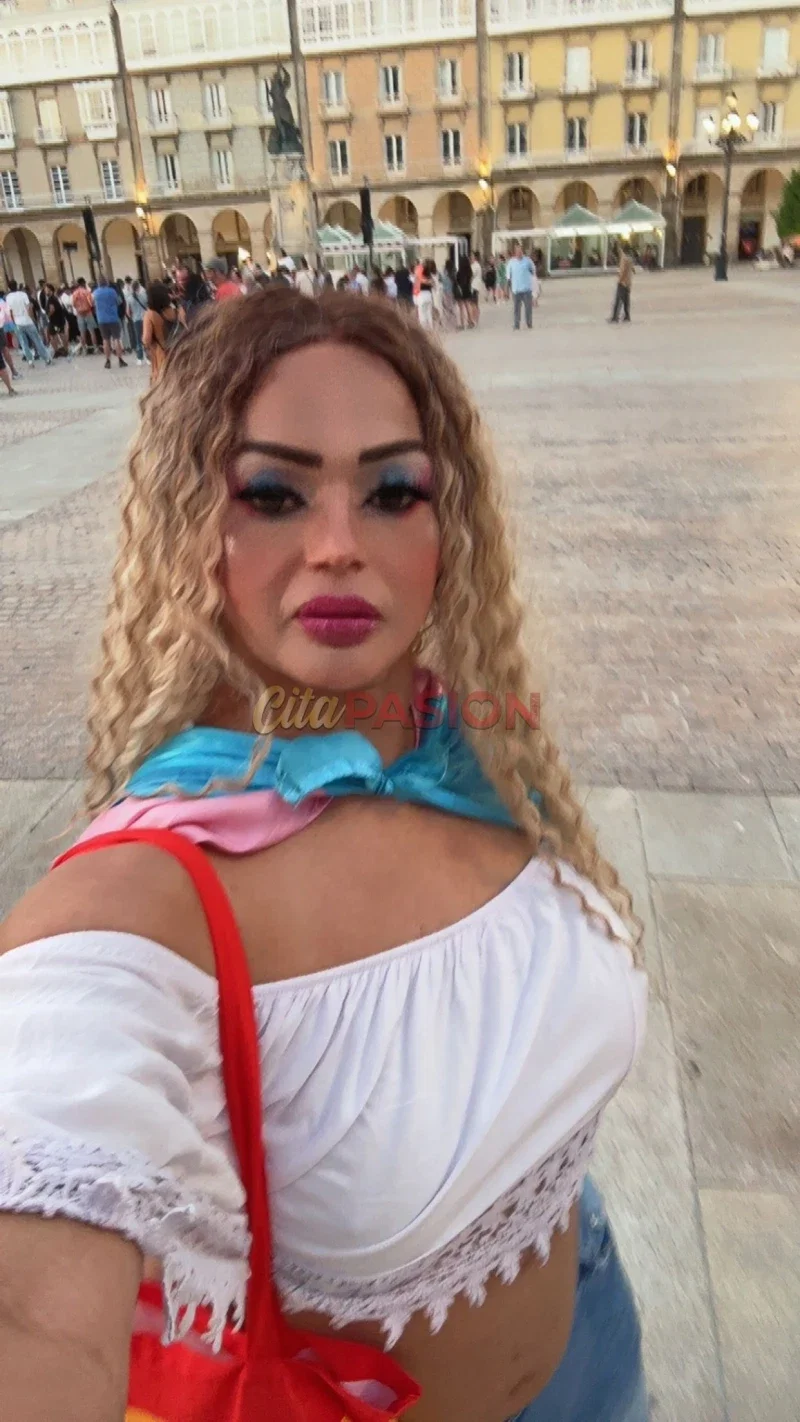 Travesti en Arteixo. Trans en Arteixo, Meicende. Apasionada recién llegada. - Foto