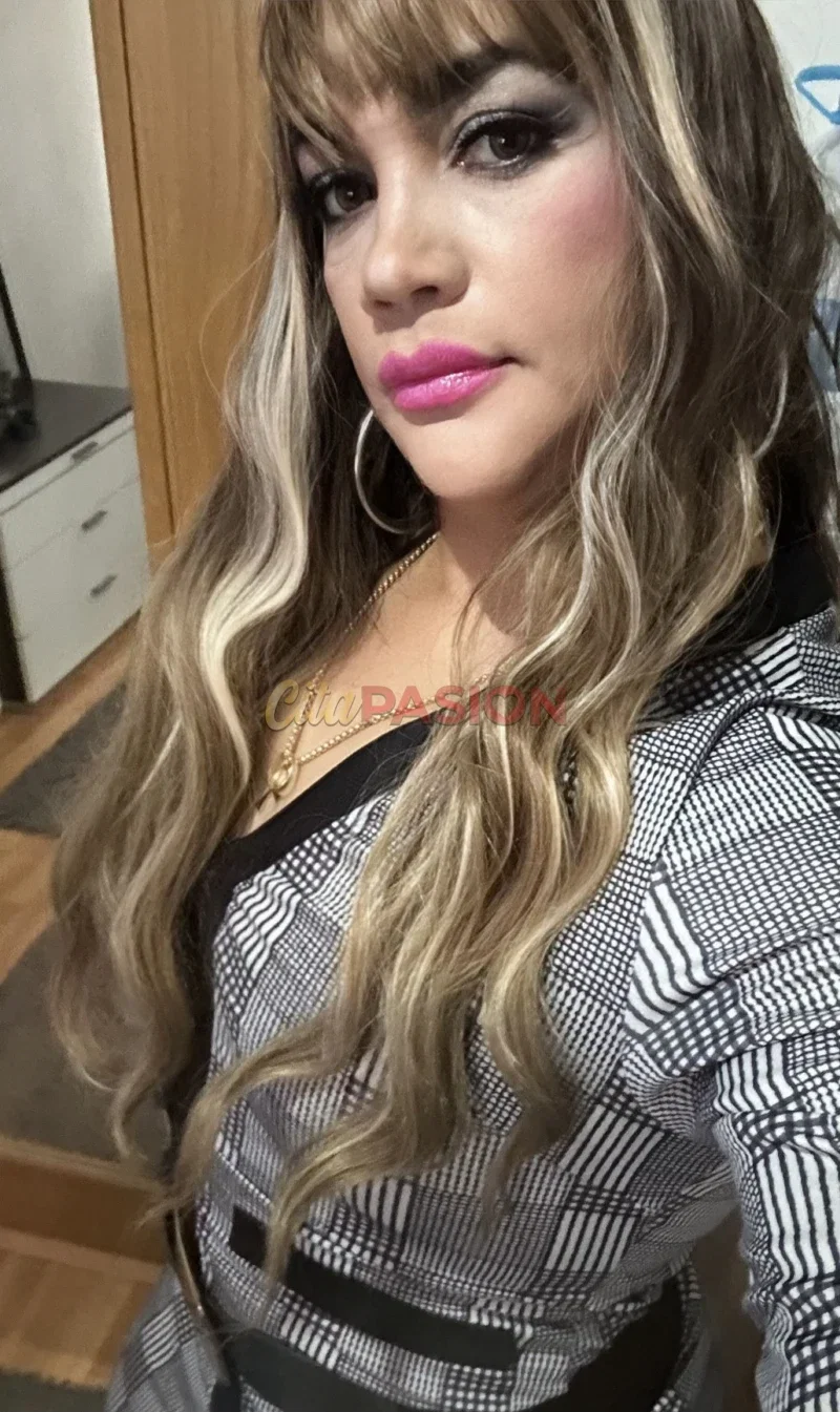 Travesti en Valencia capital. Linda travesti femenina con mega cuerpazo.