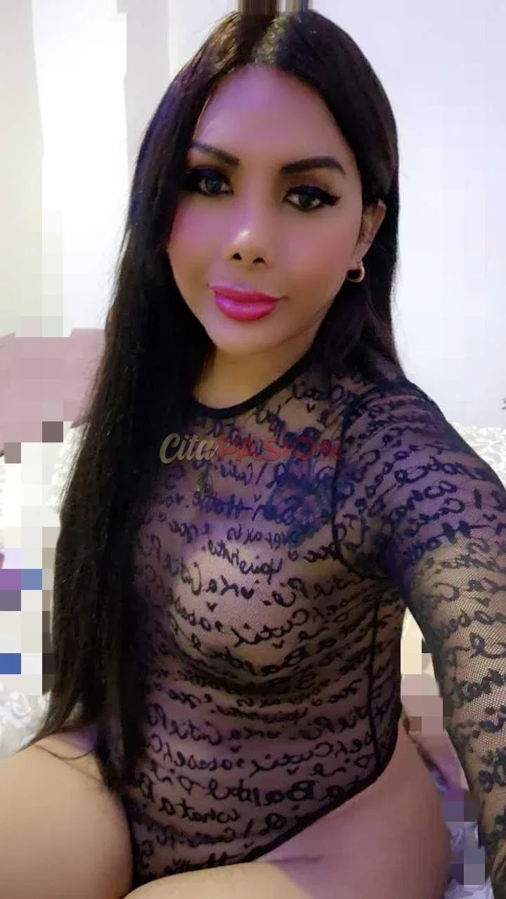 Travesti en Barcelona capital. Recien llegada, repleta de encanto y energía.
