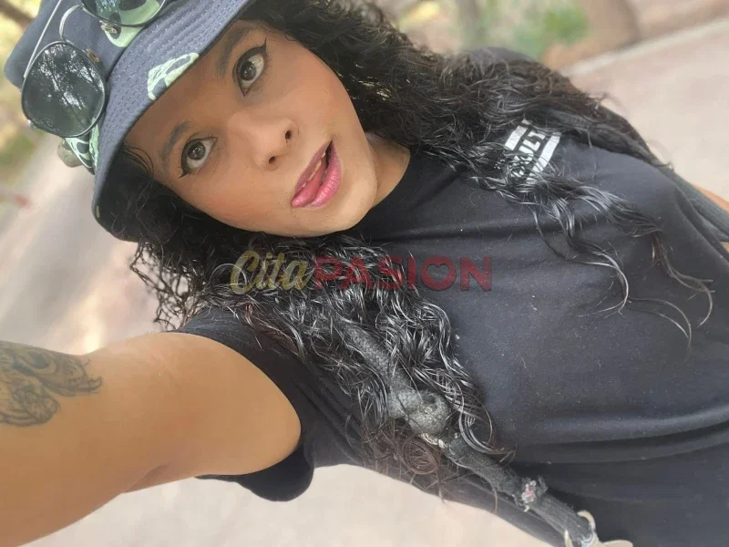 Travesti en Barcelona capital. Chica bajita, tatuada y muy cariñosa. La más divertida en Barcelona.