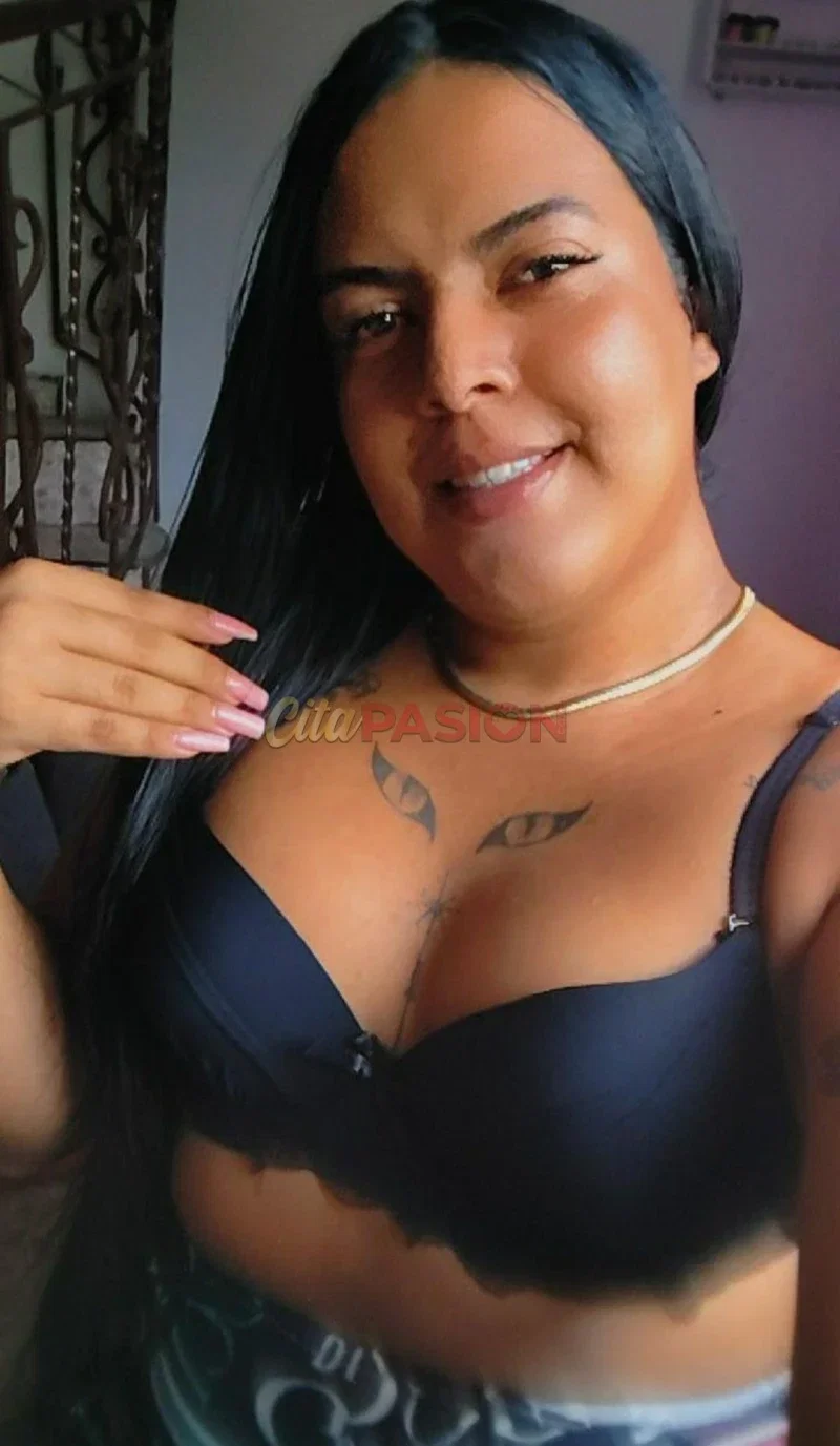 Travesti en Alzira. Travesti muy femenina y alegre, recien llegada a Alzira.