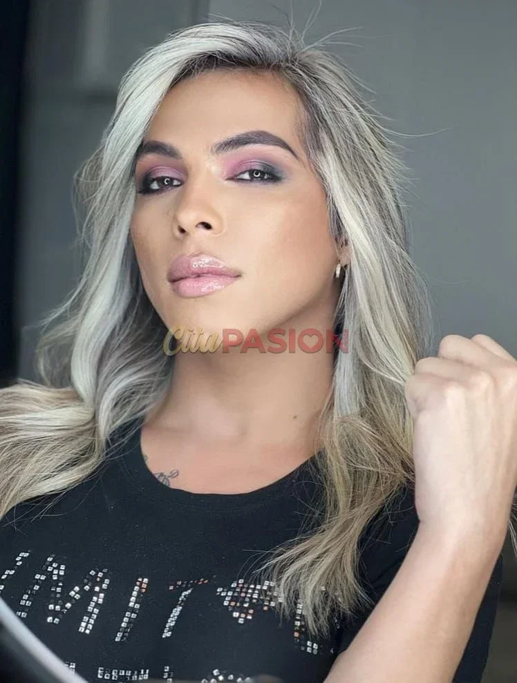 Travesti en Sevilla capital. Una cariñosa trans encantadora y maravillosa