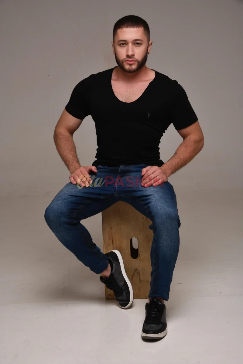 Gay en Madrid capital. Brasileño con buena planta y muy gentil.