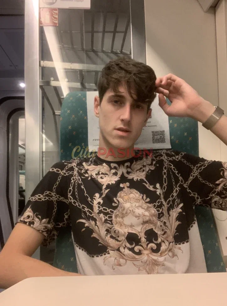 Miniatura 5 de Gay en Madrid capital. Chico joven español con gran atractivo.