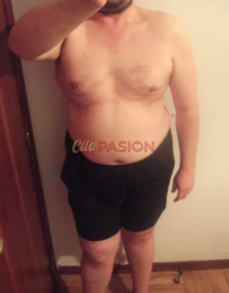 Gay en Logroño. Soy un madurito rellenito deseando conocer un chico.