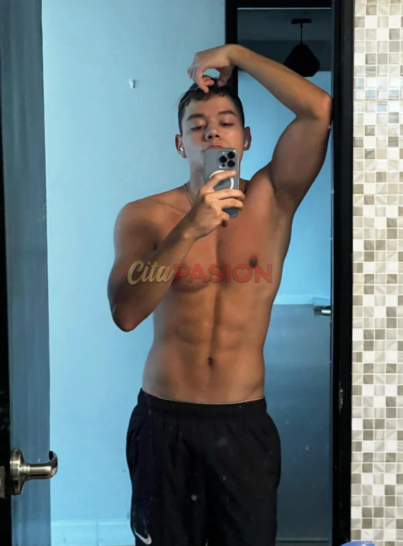 Miniatura 4 de Gay en Palma de Mallorca. Fibrado latino, pocos días.