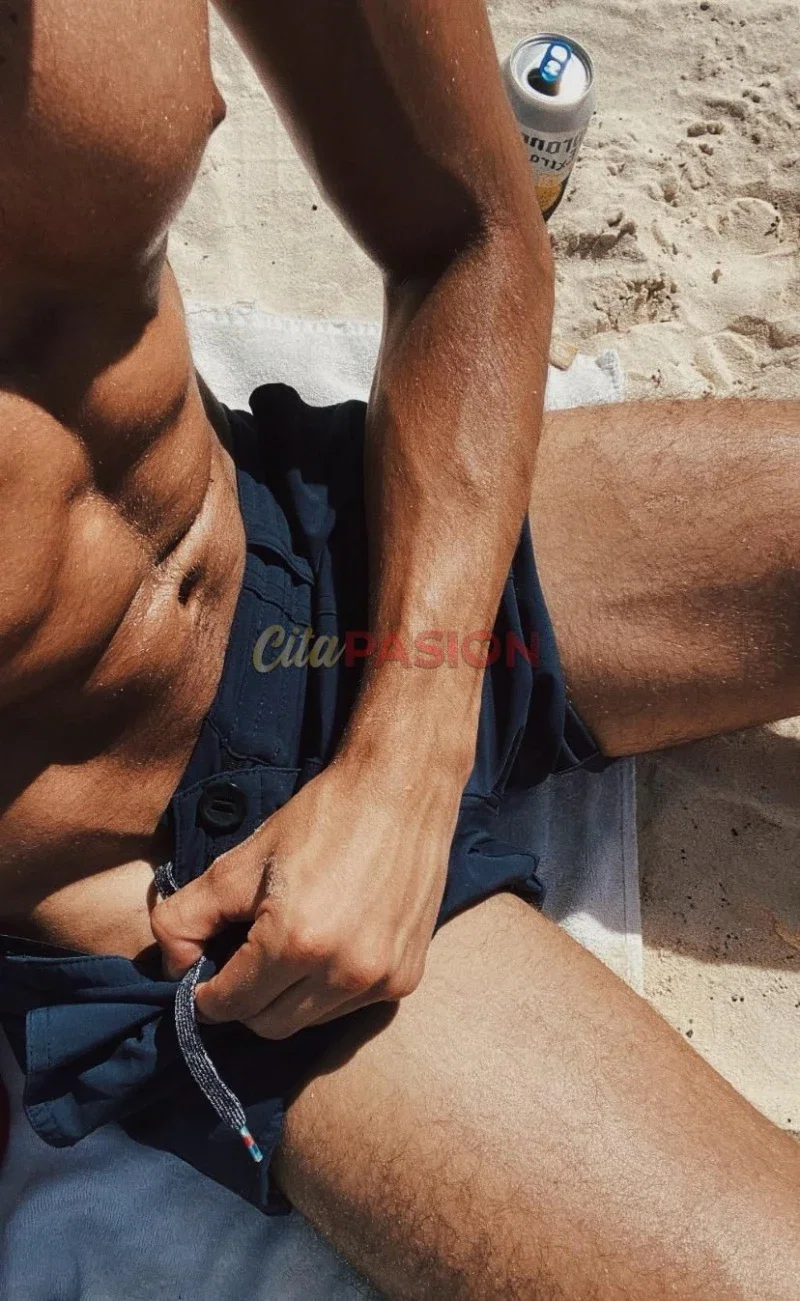 Miniatura 5 de Gay en Palma de Mallorca. Fibrado latino, pocos días.