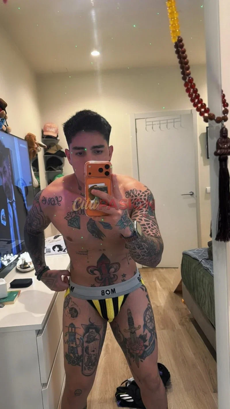 Gay en Palma de Mallorca. Chico colombiano tatuado. Momentos increibles.