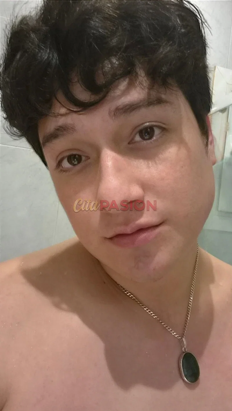 Gay en Madrid capital. Chico latino versátil, deseando conocerte.