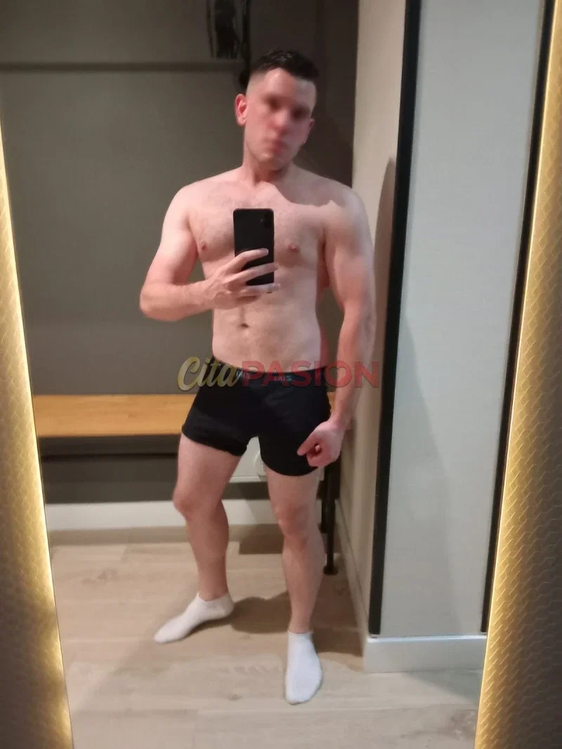Gay en Madrid capital. Niñato español de Madrid.