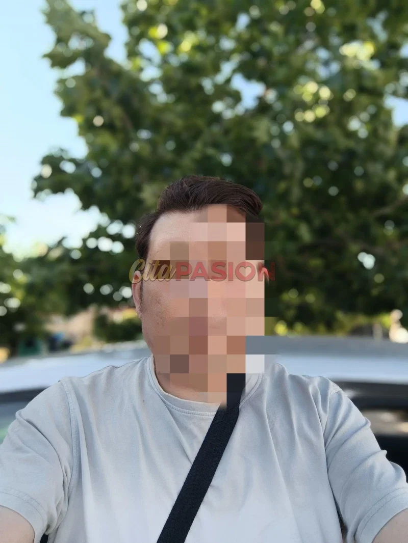 Gay en Dos Hermanas. Divorciado en busca de camionero gordito y/o maduro.