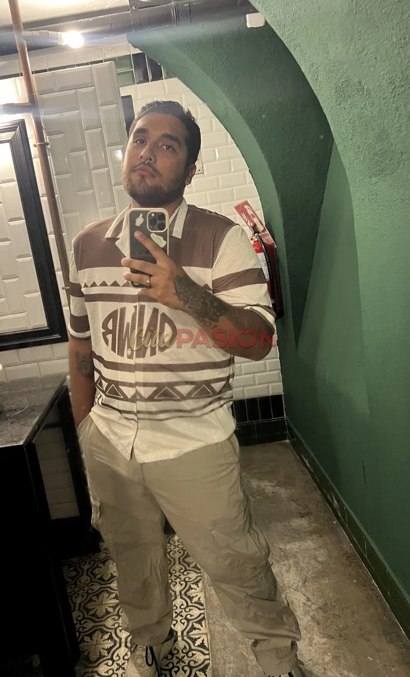 Gay en Madrid capital. Colombiano completamente versátil en Carabanchel.