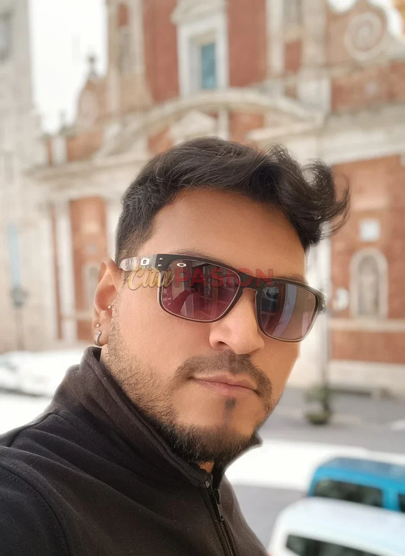 Gay en Valencia capital. Moreno latino y barbero exótico recien llegado.