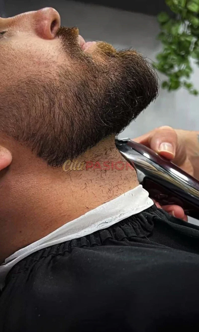 Miniatura 3 de Gay en Valencia capital. Moreno latino y barbero exótico recien llegado.