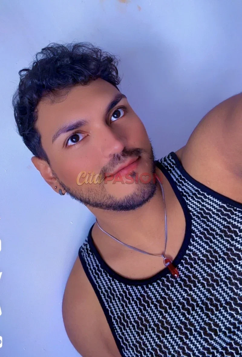 Miniatura 5 de Gay en Valencia capital. Moreno latino y barbero exótico recien llegado.