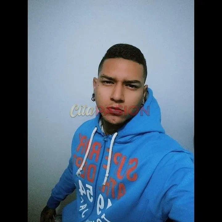 Gay en Barcelona capital. Colombiano en Barcelona dispuesto a conocerte.