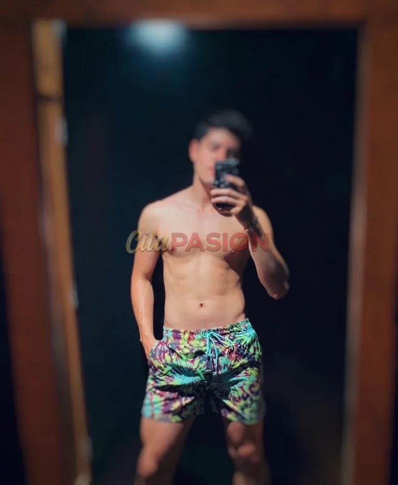 Gay en Madrid capital. Chico en Nuevos Ministerios con trato atento y discreto.