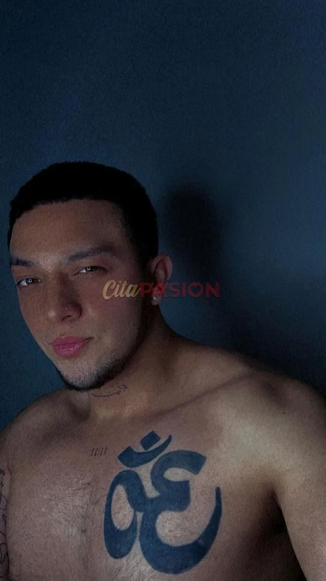 Gay en Madrid capital. Chico colombiano con apartamento privado.