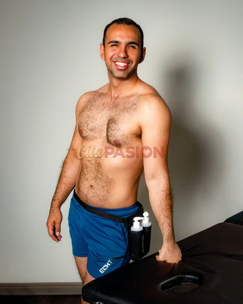 Miniatura 2 de Gay en Barcelona capital. Déjate consentir con la calidez de mis manos en una sesión relajante y única.