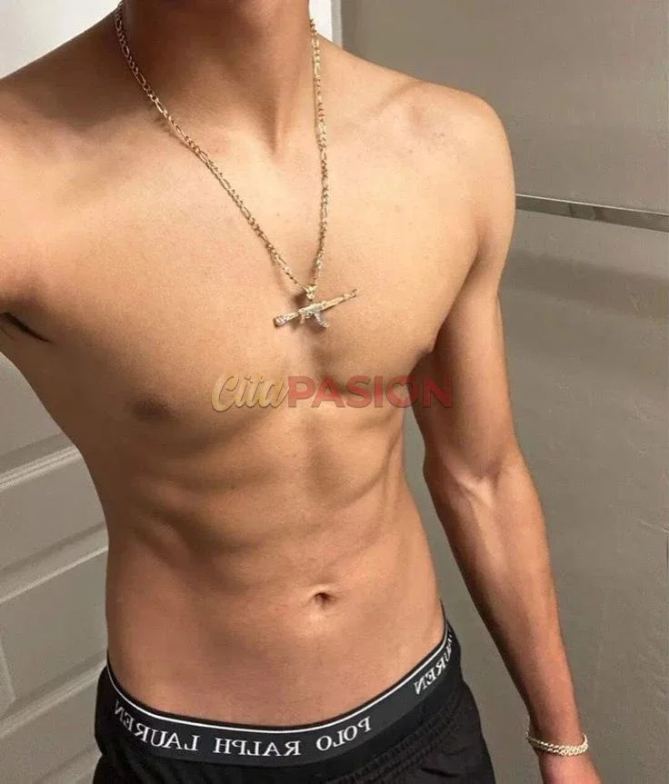 Gay en Valencia capital. Joven apasionado y fibrado de origen latino.