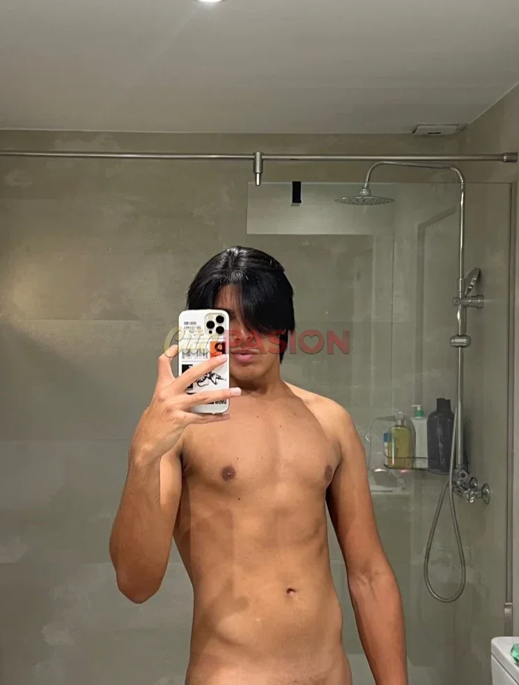 Gay en Fuengirola. Soy un jovencito recién llegado, discreto, amigable y divertido.