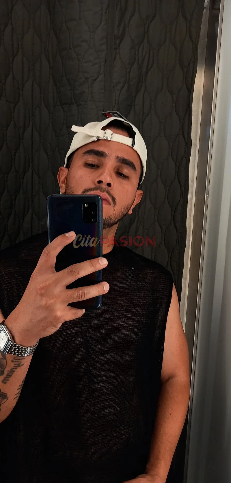 Gay en Madrid capital. Joven latino recién llegado a la ciudad.