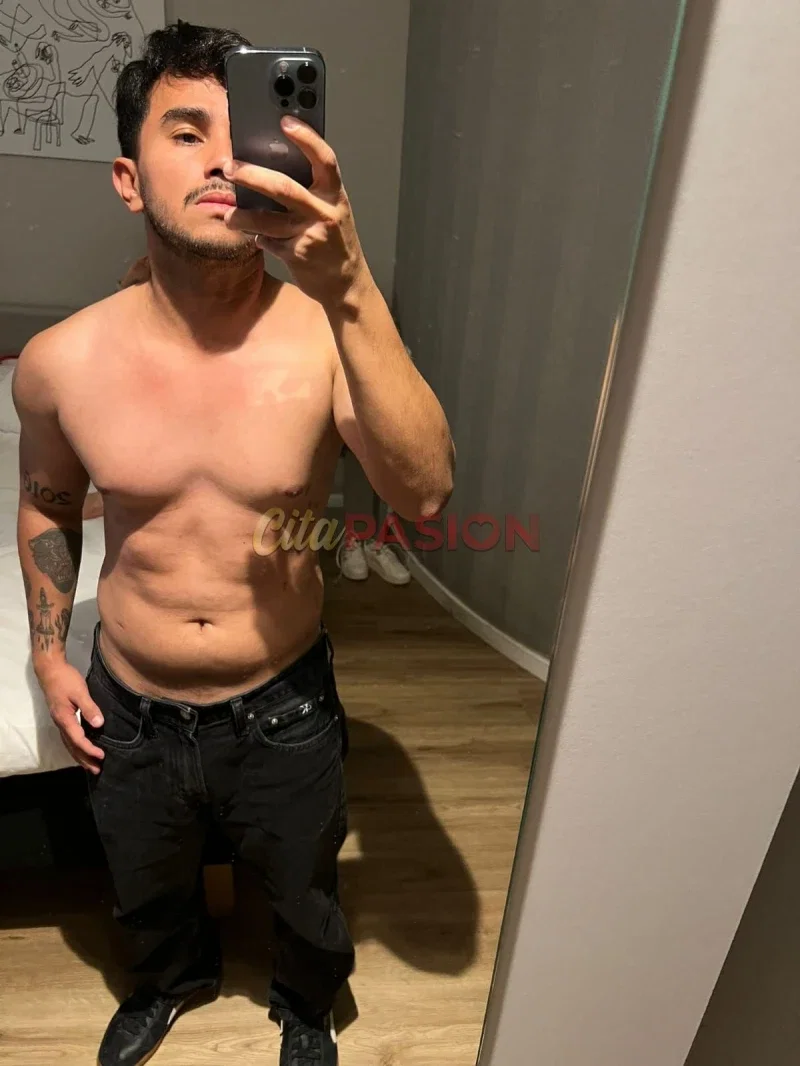 Miniatura 2 de Gay en Madrid capital. Joven latino recién llegado a la ciudad.