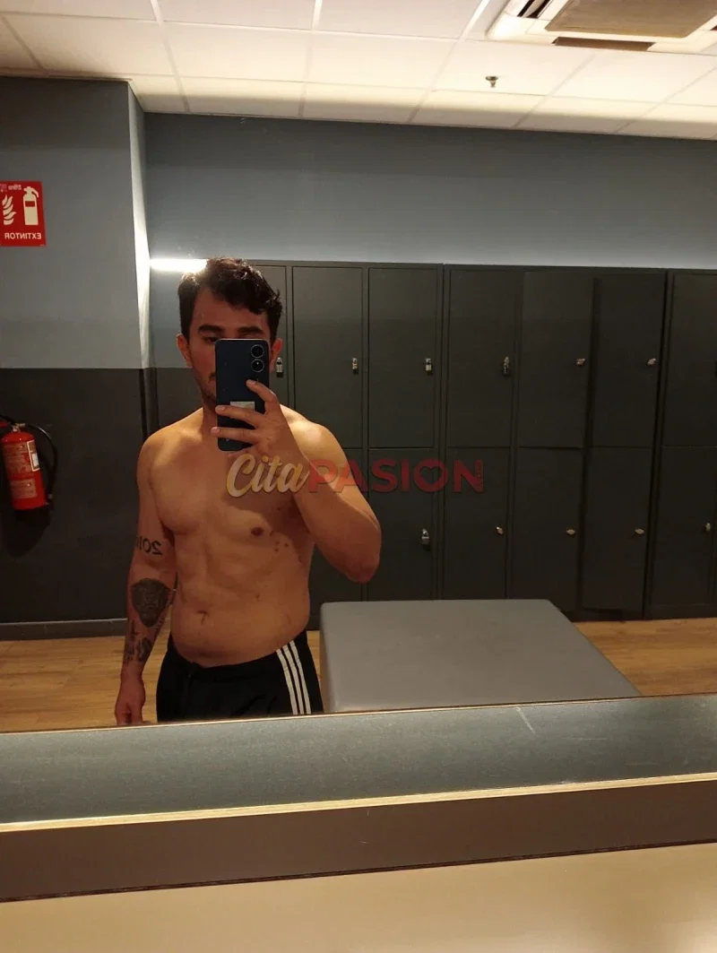 Miniatura 4 de Gay en Madrid capital. Joven latino recién llegado a la ciudad.