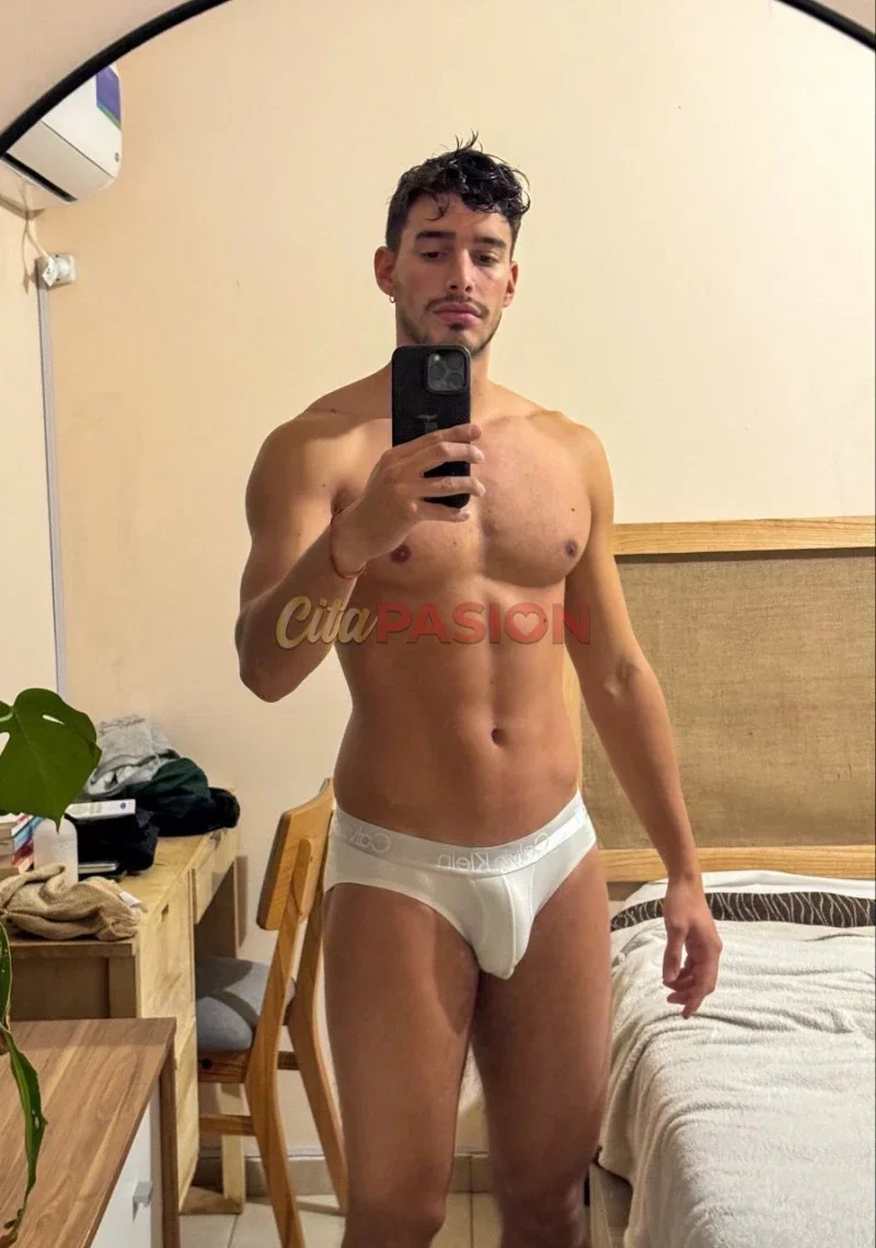 Gay en Zaragoza capital. Joven atractivo, recien llegado.